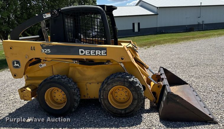 image for item NL9860 2005 John Deere 325 skid steer loader
