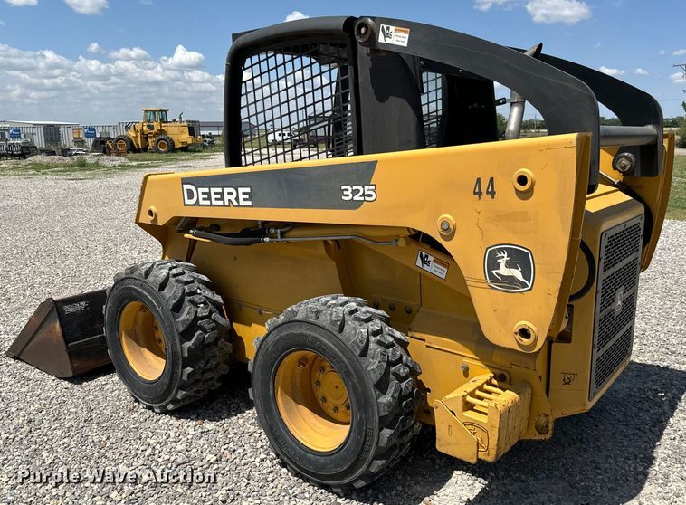 image for item NL9860 2005 John Deere 325 skid steer loader
