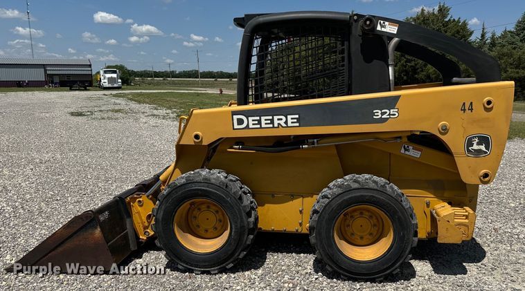 image for item NL9860 2005 John Deere 325 skid steer loader