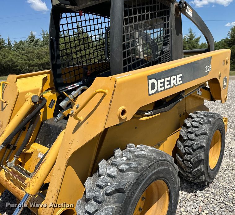 image for item NL9860 2005 John Deere 325 skid steer loader
