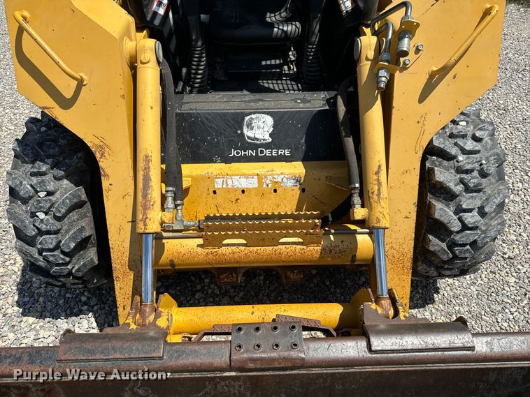 image for item NL9860 2005 John Deere 325 skid steer loader