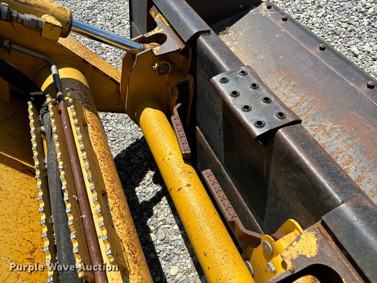 image for item NL9860 2005 John Deere 325 skid steer loader