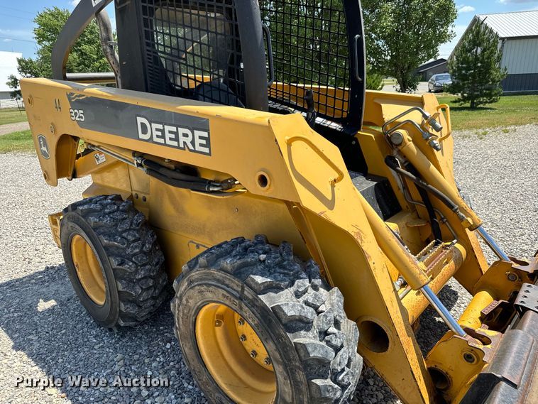 image for item NL9860 2005 John Deere 325 skid steer loader