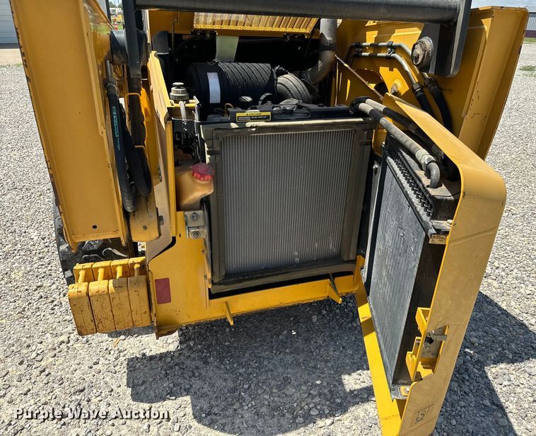 image for item NL9860 2005 John Deere 325 skid steer loader