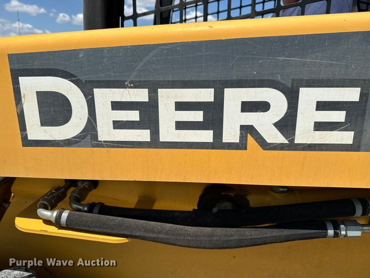 image for item NL9860 2005 John Deere 325 skid steer loader