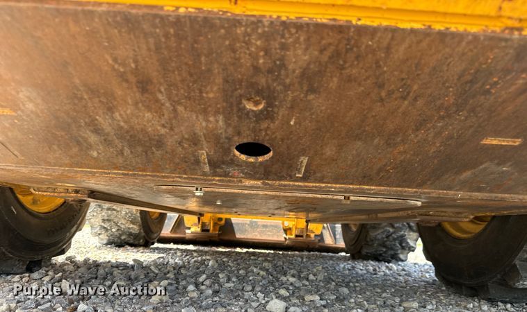 image for item NL9860 2005 John Deere 325 skid steer loader