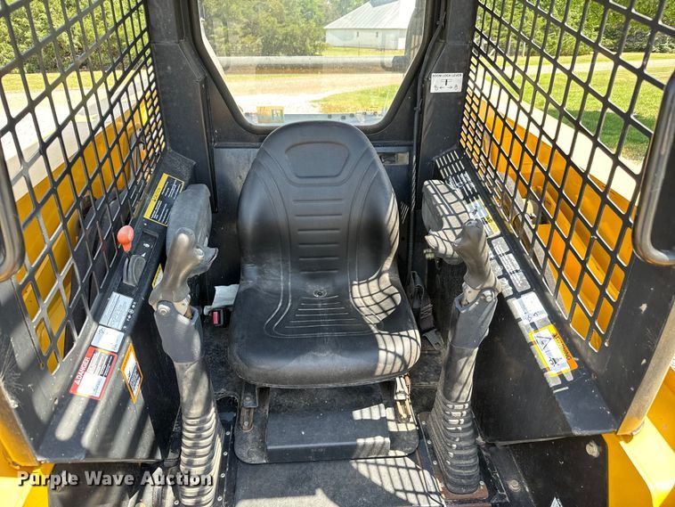 image for item NL9860 2005 John Deere 325 skid steer loader