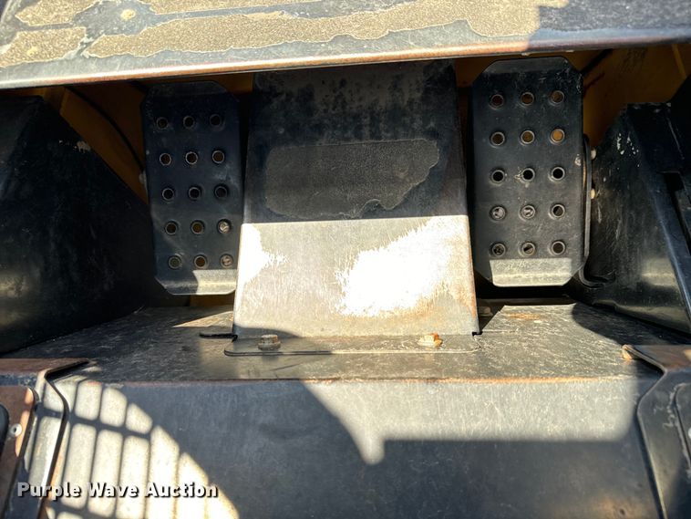 image for item NL9860 2005 John Deere 325 skid steer loader