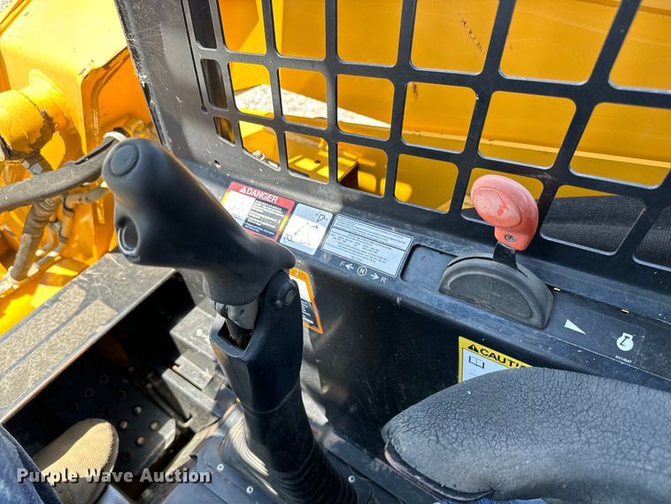 image for item NL9860 2005 John Deere 325 skid steer loader