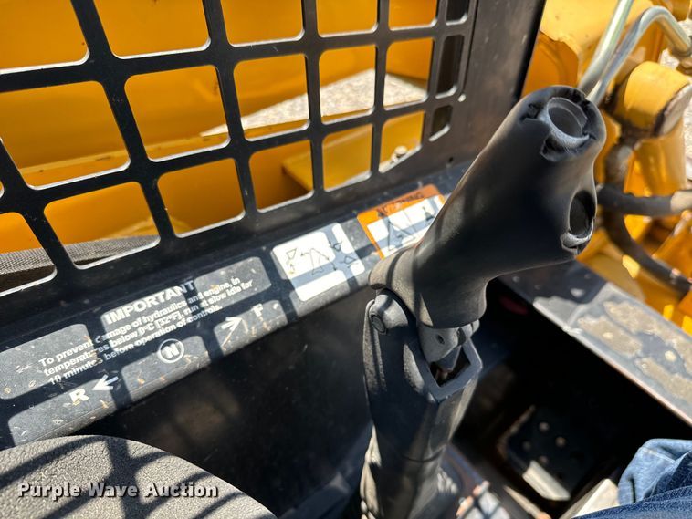 image for item NL9860 2005 John Deere 325 skid steer loader