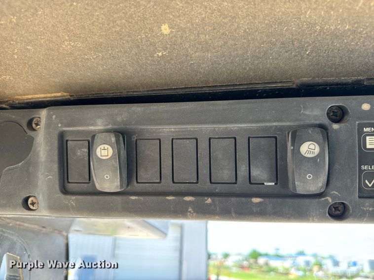 image for item NL9860 2005 John Deere 325 skid steer loader