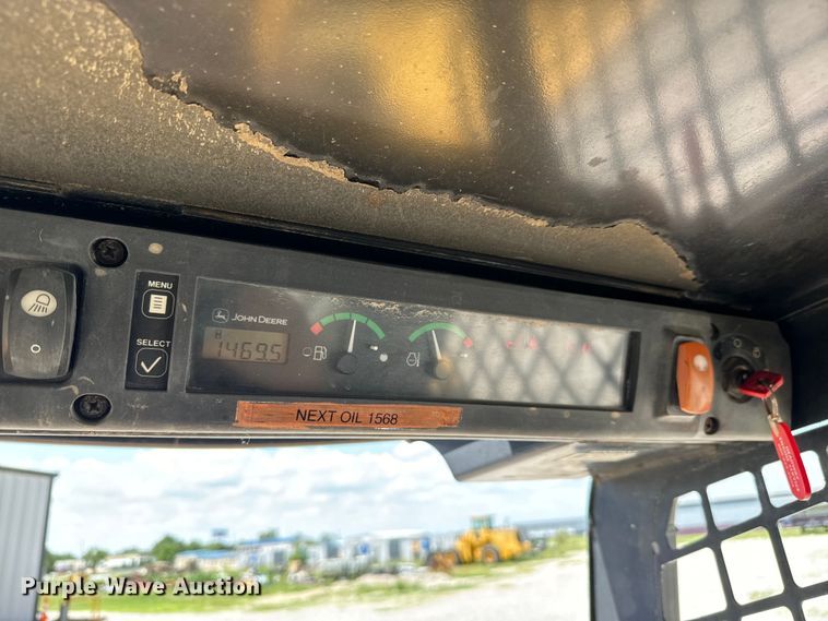 image for item NL9860 2005 John Deere 325 skid steer loader