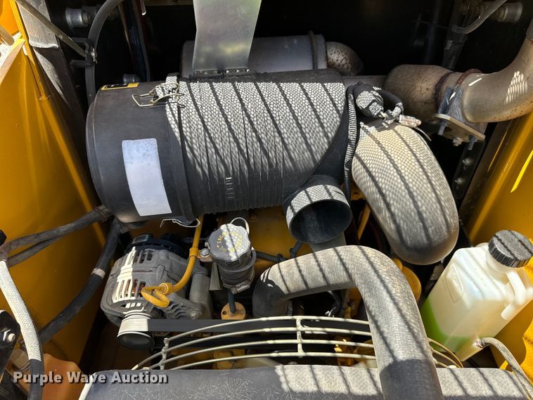 image for item NL9860 2005 John Deere 325 skid steer loader