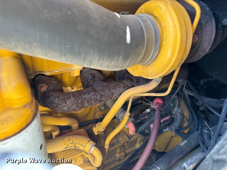 image for item NL9860 2005 John Deere 325 skid steer loader