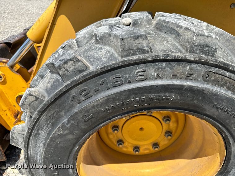 image for item NL9860 2005 John Deere 325 skid steer loader