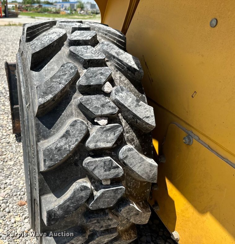 image for item NL9860 2005 John Deere 325 skid steer loader