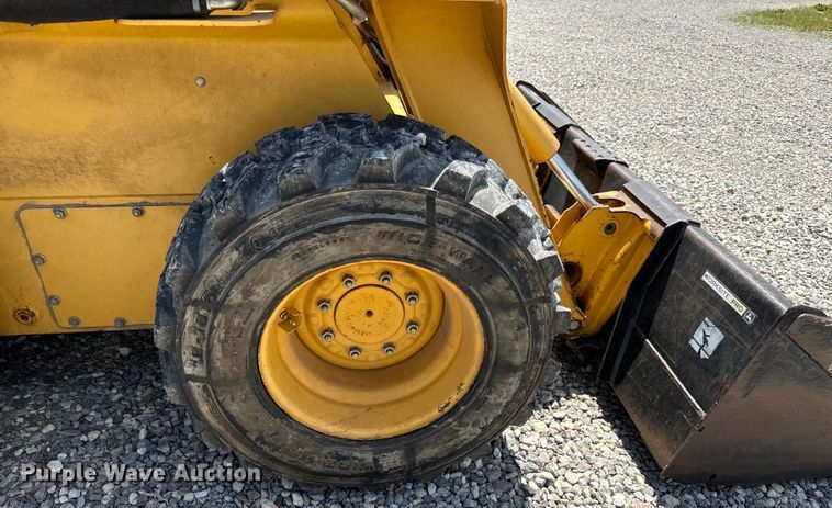 image for item NL9860 2005 John Deere 325 skid steer loader