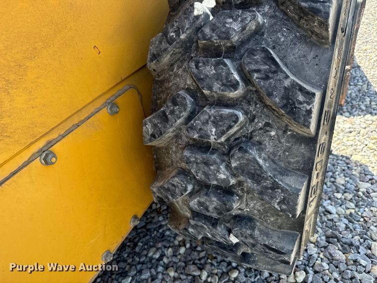 image for item NL9860 2005 John Deere 325 skid steer loader