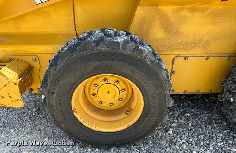 image for item NL9860 2005 John Deere 325 skid steer loader