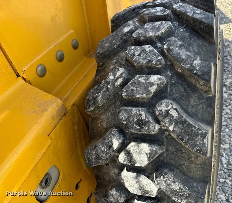 image for item NL9860 2005 John Deere 325 skid steer loader