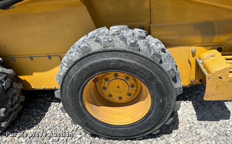 image for item NL9860 2005 John Deere 325 skid steer loader