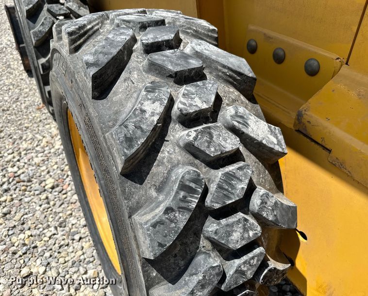 image for item NL9860 2005 John Deere 325 skid steer loader