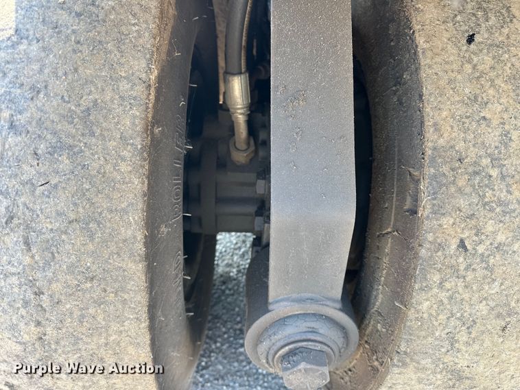 image for item NR9925 1993 Ingersoll Rand PT125R pneumatic roller