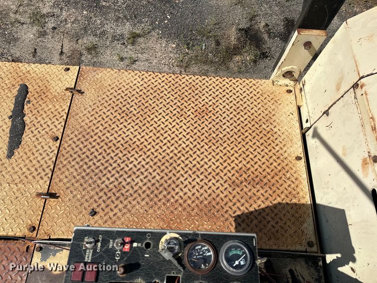 image for item NR9925 1993 Ingersoll Rand PT125R pneumatic roller