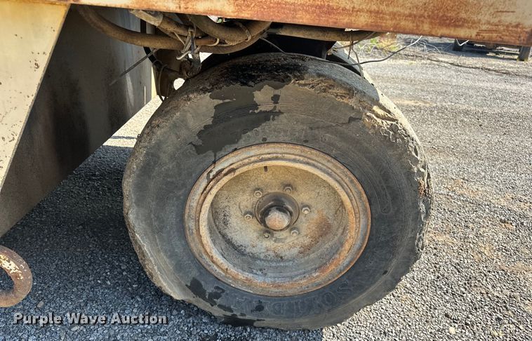 image for item NR9925 1993 Ingersoll Rand PT125R pneumatic roller