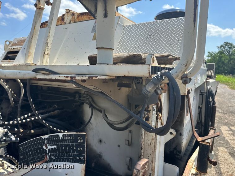 image for item NR9926 2004 Cedarapids  CR462 paver