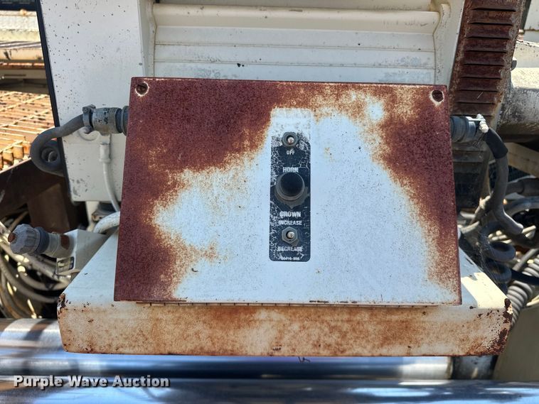 image for item NR9926 2004 Cedarapids  CR462 paver