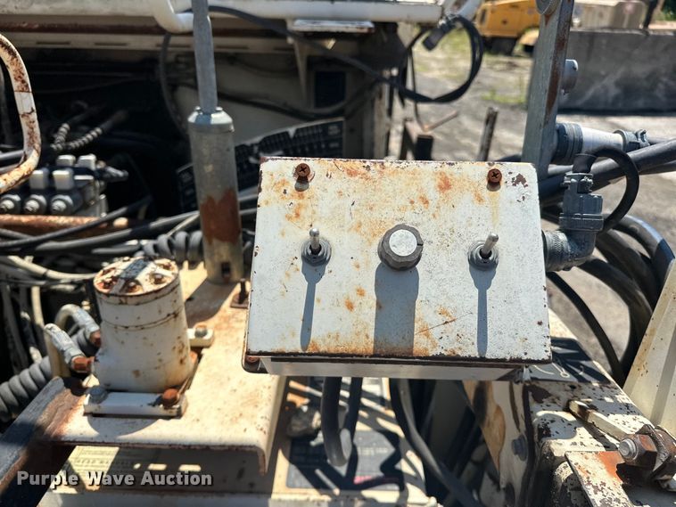 image for item NR9926 2004 Cedarapids  CR462 paver