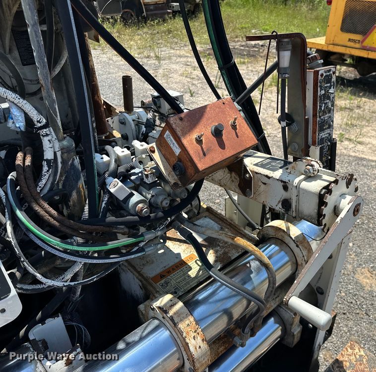 image for item NR9931 Cedarapids  CR361R paver