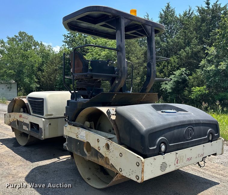 image for item NR9933 2006 Ingersoll Rand DD138 HFA double drum vibratory roller