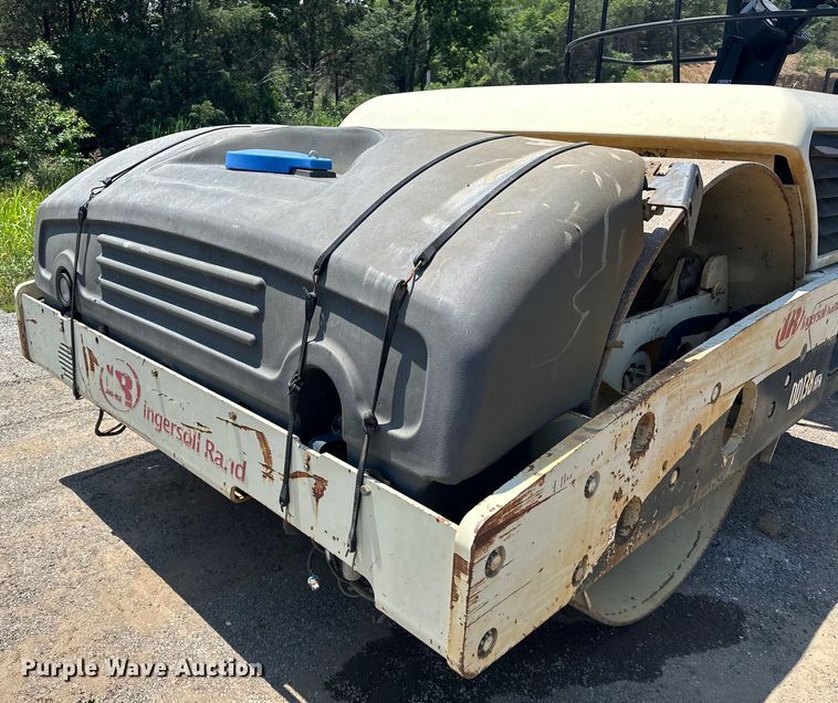 image for item NR9933 2006 Ingersoll Rand DD138 HFA double drum vibratory roller