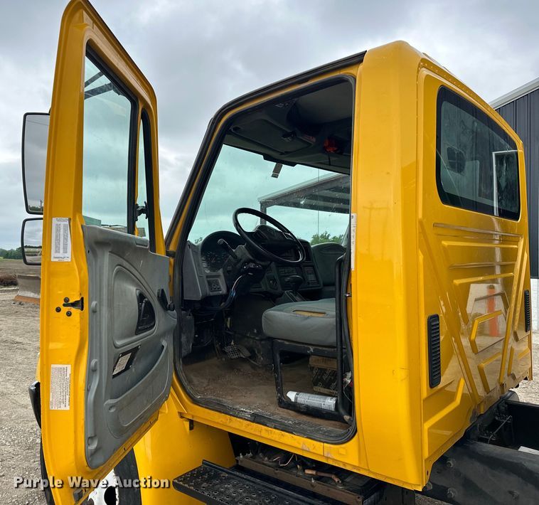 image for item NR9950 2007 International  4300 SBA flatbed truck