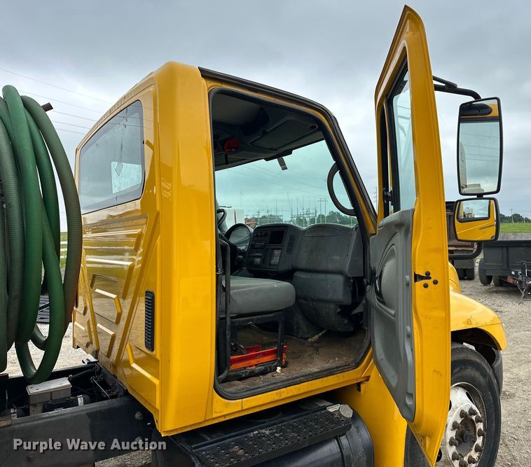 image for item NR9950 2007 International  4300 SBA flatbed truck