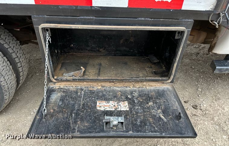 image for item NR9955 2016 Ford F550 Super Duty flatbed truck