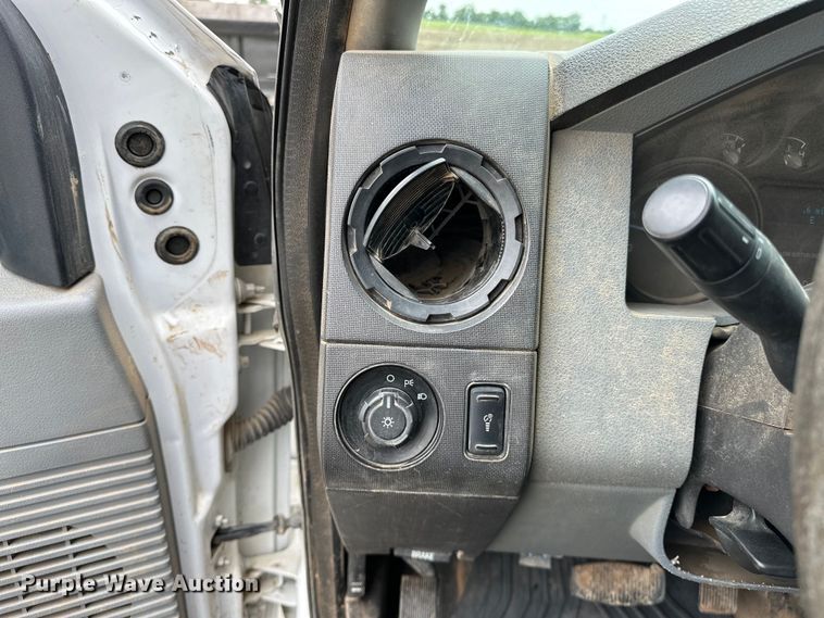 image for item NR9955 2016 Ford F550 Super Duty flatbed truck