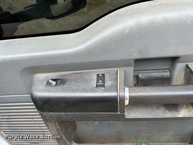 image for item NR9955 2016 Ford F550 Super Duty flatbed truck