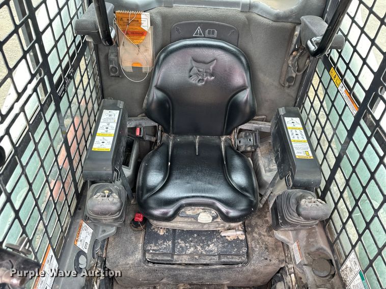 image for item NT9251 2016 Bobcat  T750 tracked skid steer loader