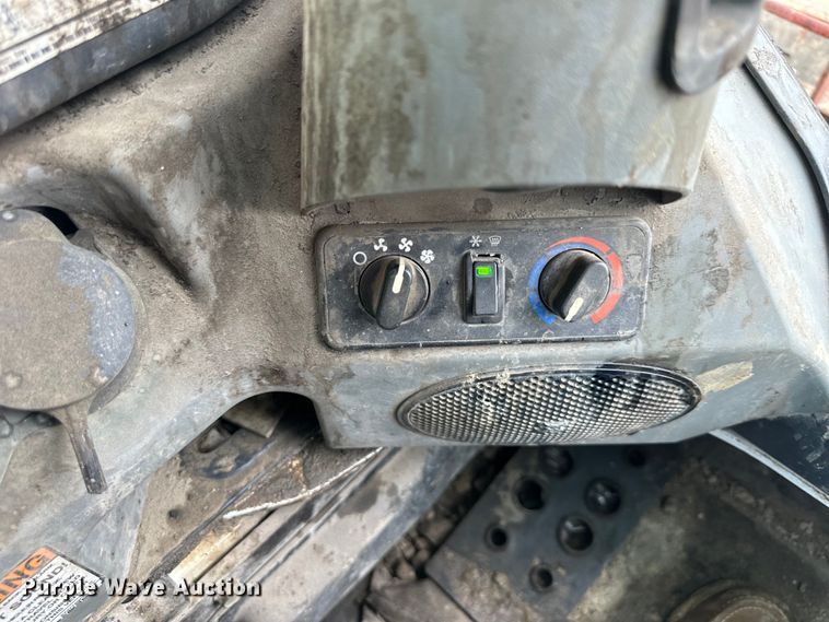 image for item NT9251 2016 Bobcat  T750 tracked skid steer loader