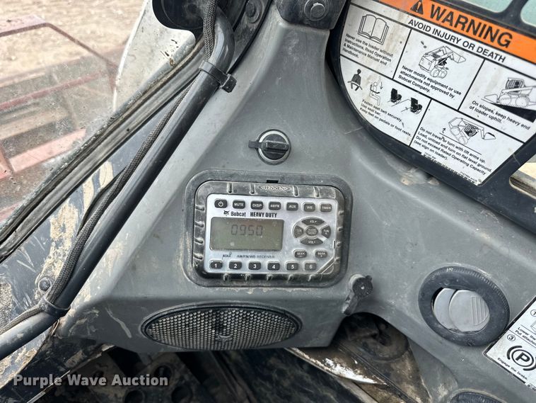 image for item NT9251 2016 Bobcat  T750 tracked skid steer loader