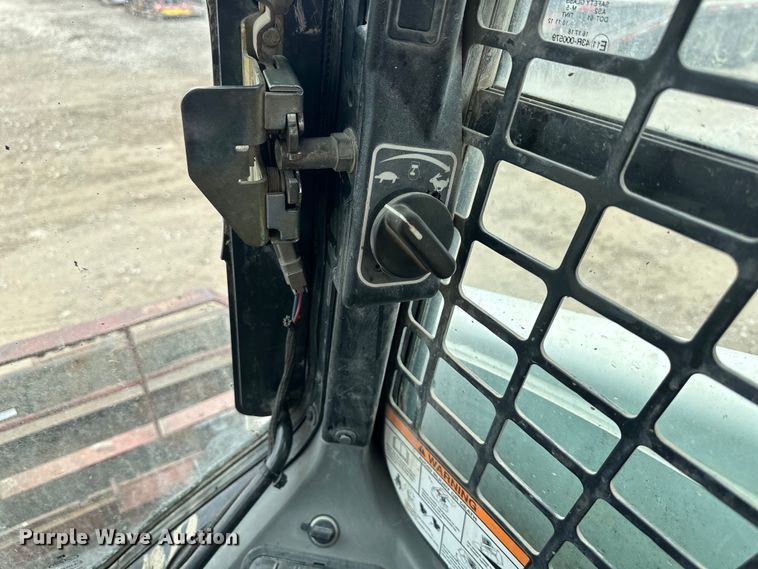 image for item NT9251 2016 Bobcat  T750 tracked skid steer loader