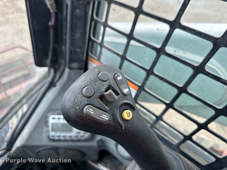 image for item NT9251 2016 Bobcat  T750 tracked skid steer loader