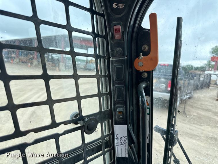 image for item NT9251 2016 Bobcat  T750 tracked skid steer loader