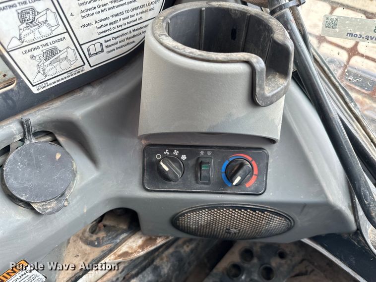 image for item NT9253 2016 Bobcat T750 tracked skid steer loader