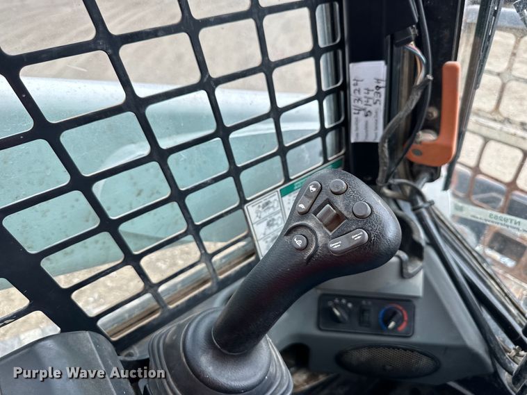 image for item NT9253 2016 Bobcat T750 tracked skid steer loader