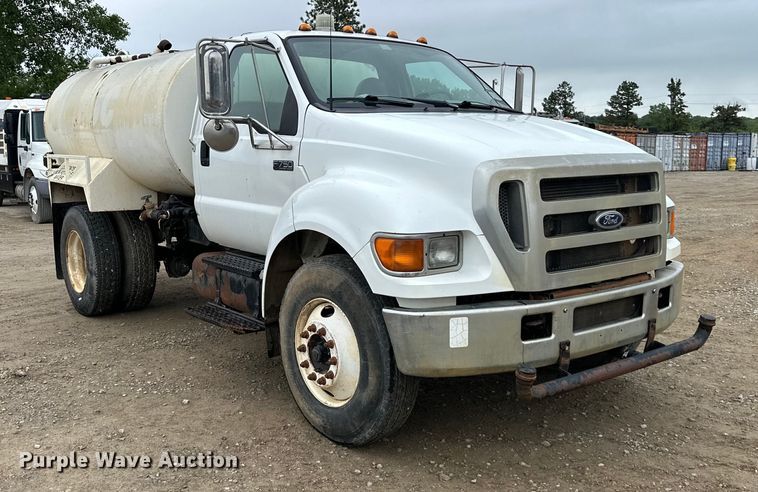 image for item NT9257 2006 Ford F750 Super Duty tank truck