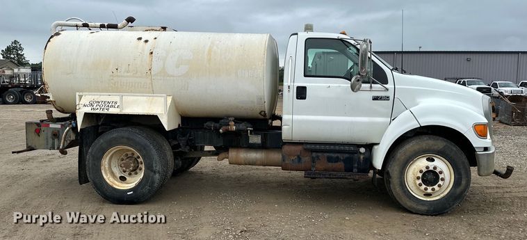 image for item NT9257 2006 Ford F750 Super Duty tank truck